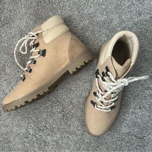 Universal Thread boots size 8